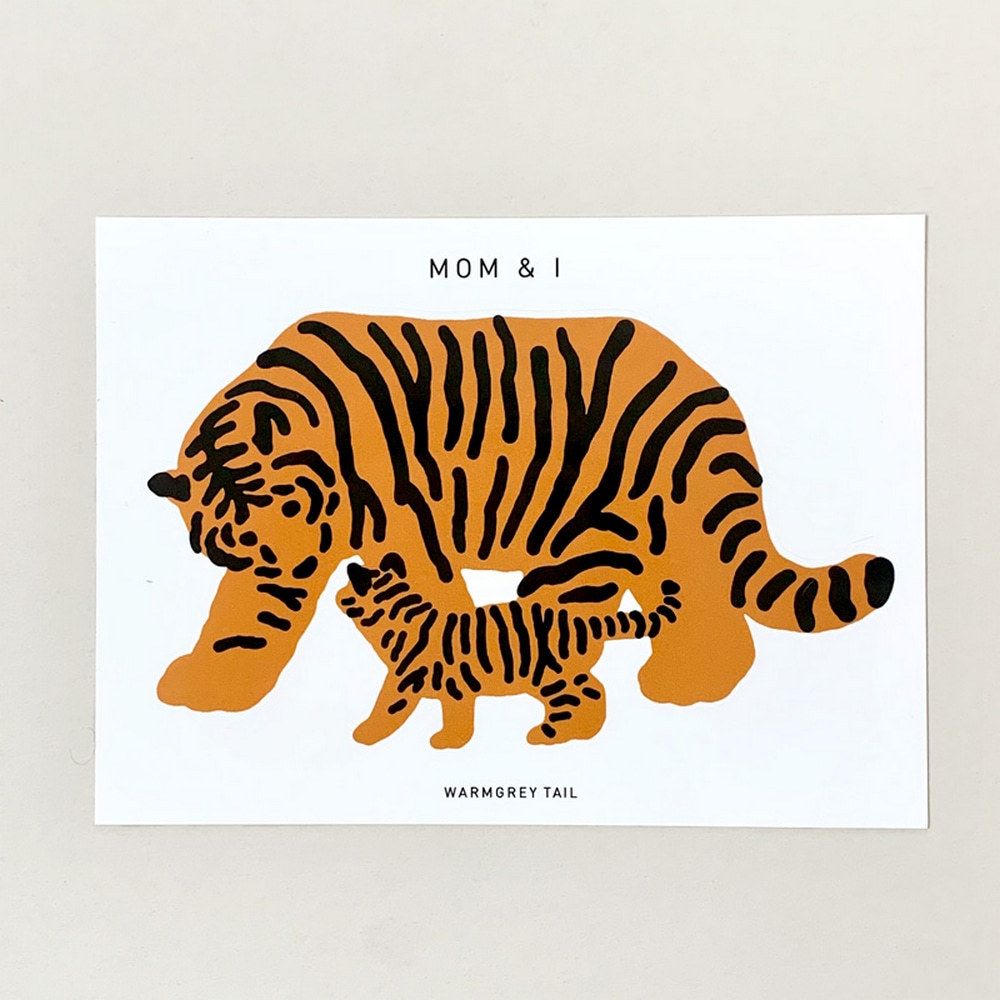 Warmgreytail Sticker Mom and I mit Illustration einer Tigermutter mit Jungtier, die sich liebevoll anschauen.